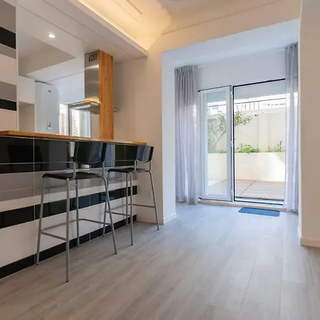 Spacious Basement In Alameda With Lovely Terrace!